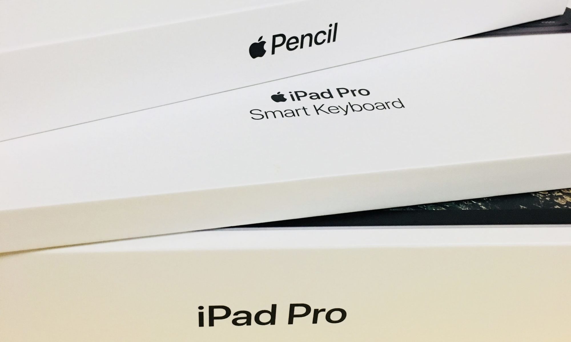 iPad Pro、smartkeyboard、Apple Pencilの箱